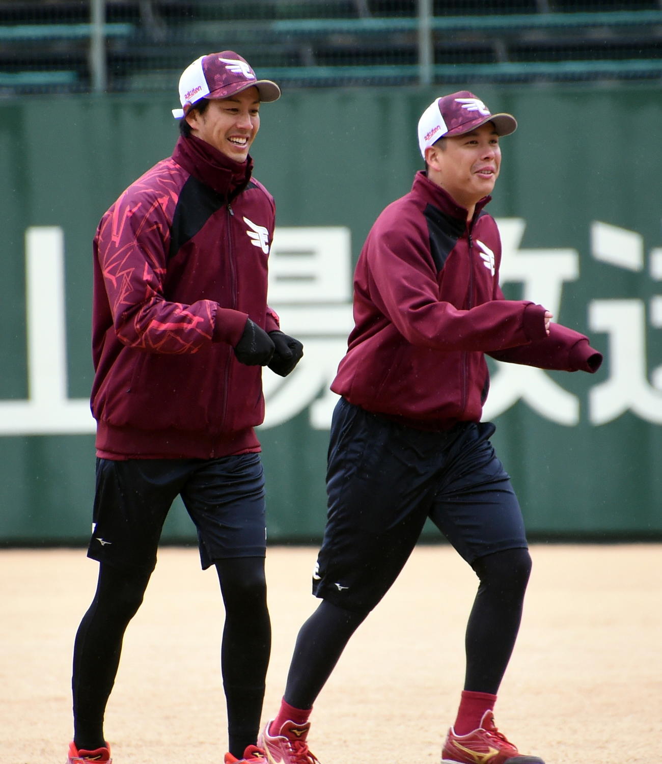 笑顔でランニングする楽天岸（左）と藤井（撮影・山田愛斗）