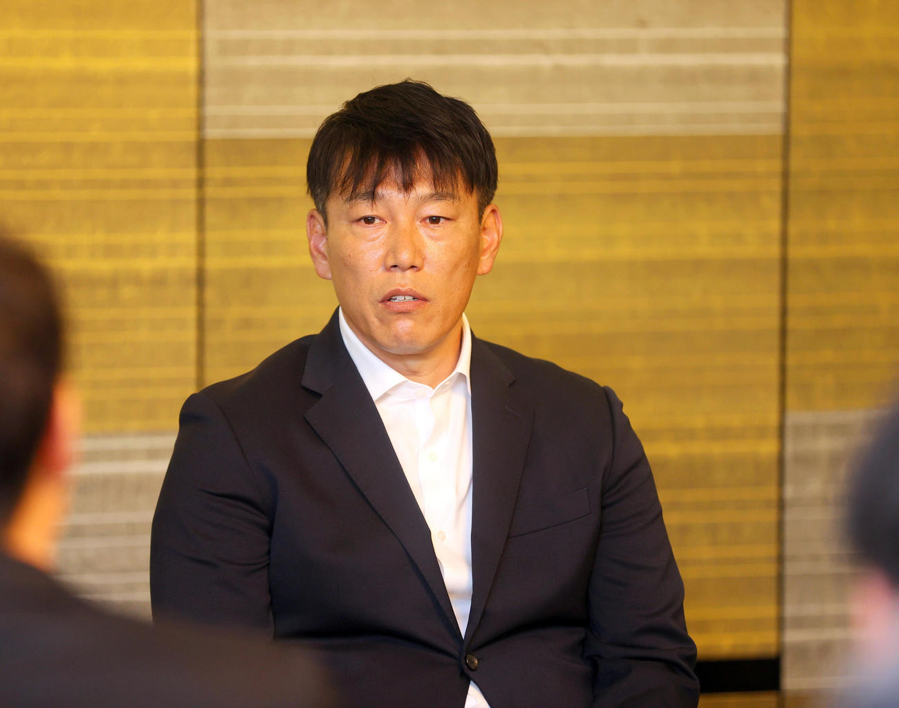 記者に囲まれ会見する侍ジャパン井端監督（撮影・上山淳一）