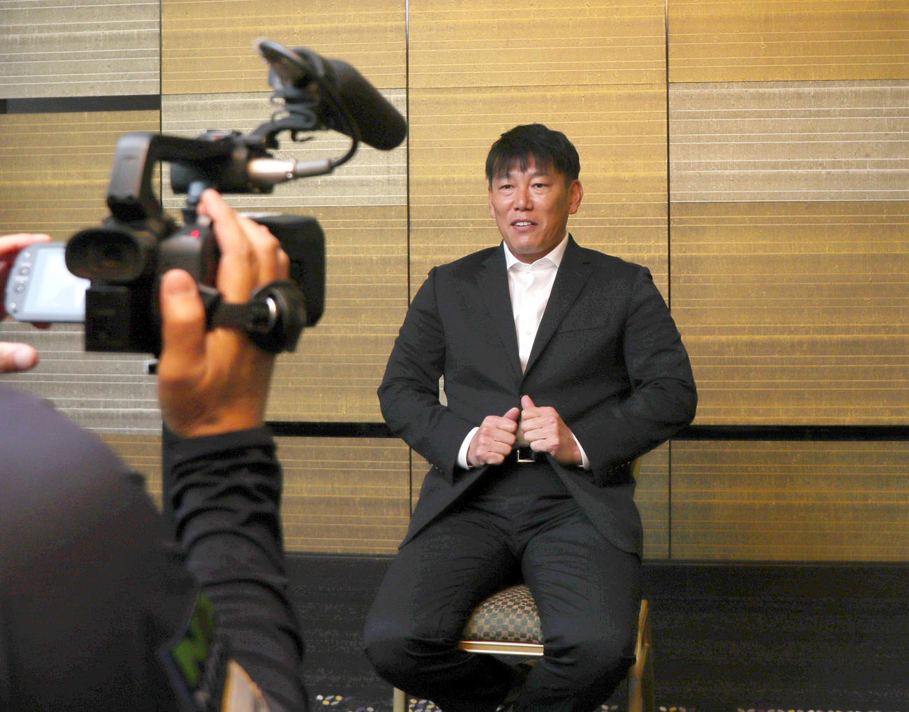 会見する侍ジャパン井端監督（撮影・上山淳一）
