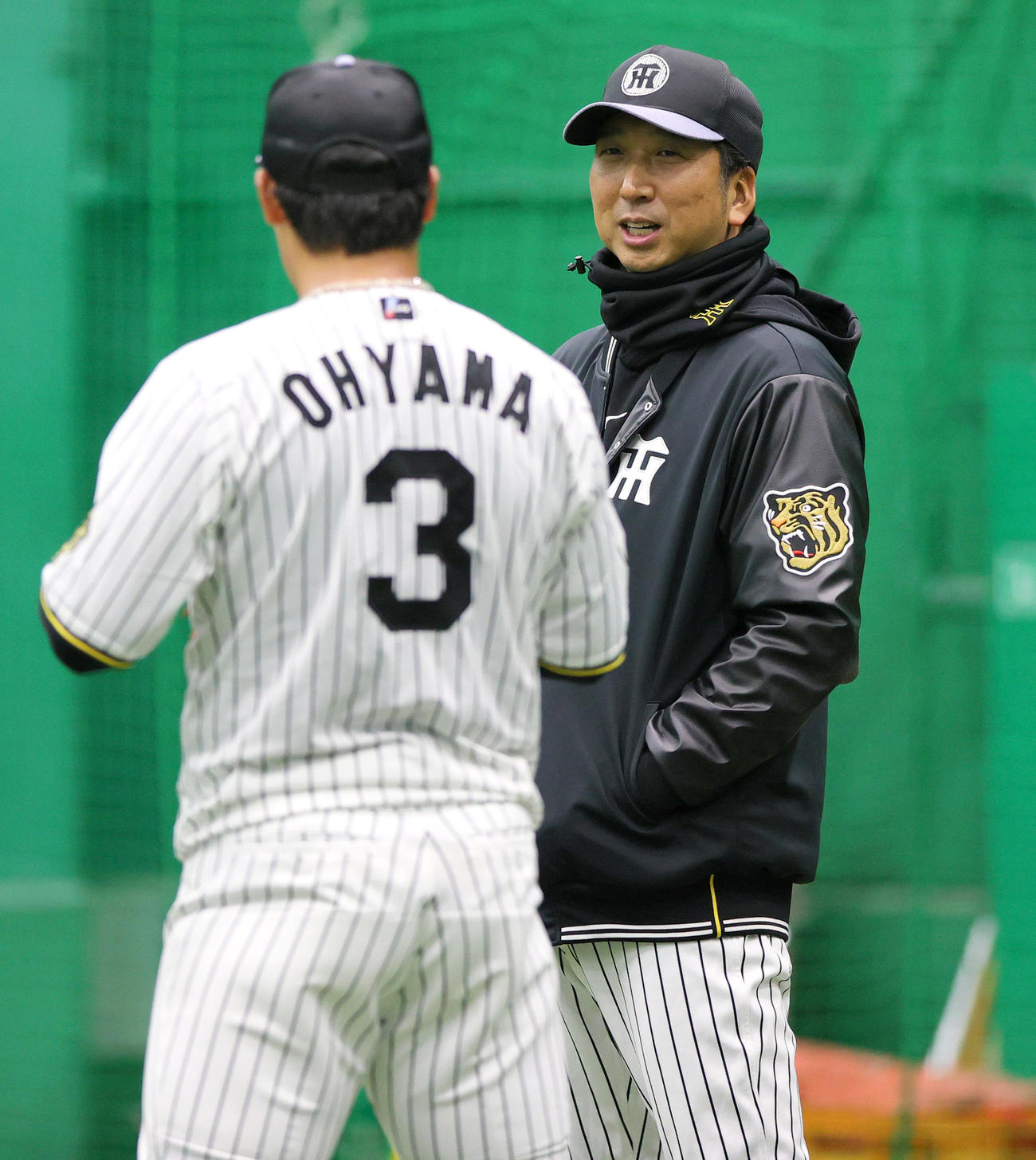 阪神大山（手前）と話す藤川監督（撮影・上山淳一）