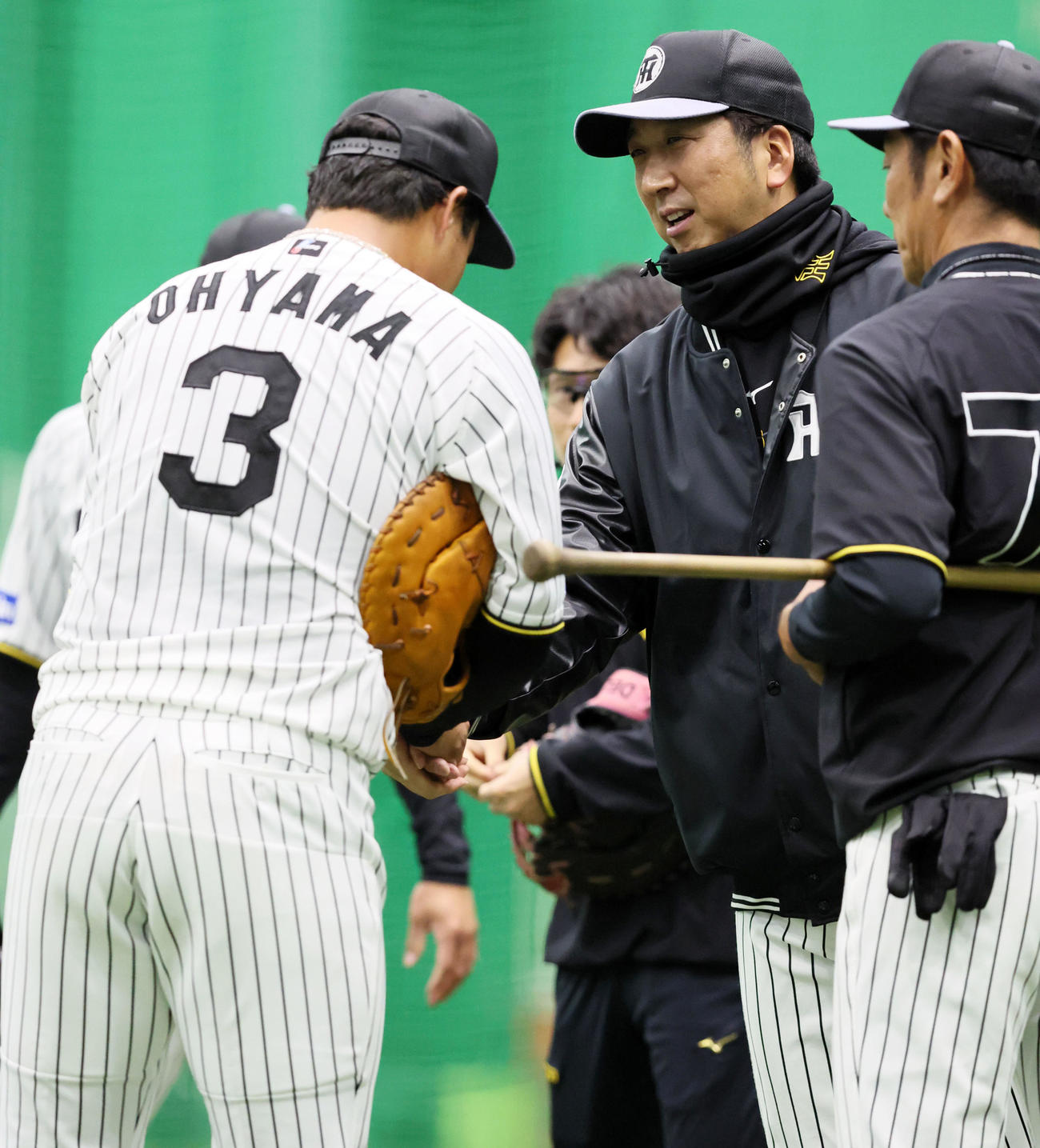 藤川監督はノックを終えた大山（左）と握手する（撮影・加藤哉）