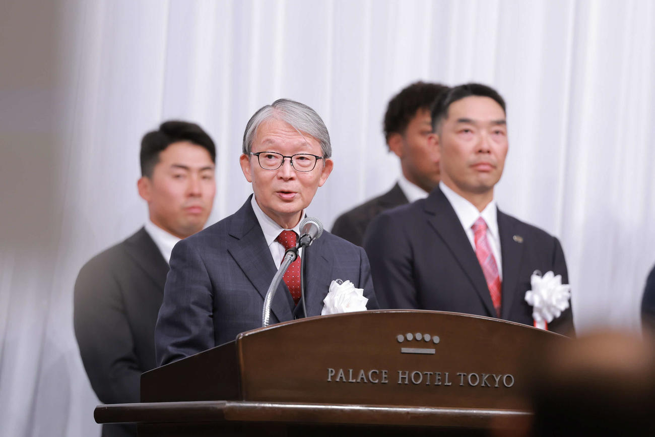 「第33回燦燦会総会」に出席した巨人山口オーナー。後ろは阿部監督（代表撮影）