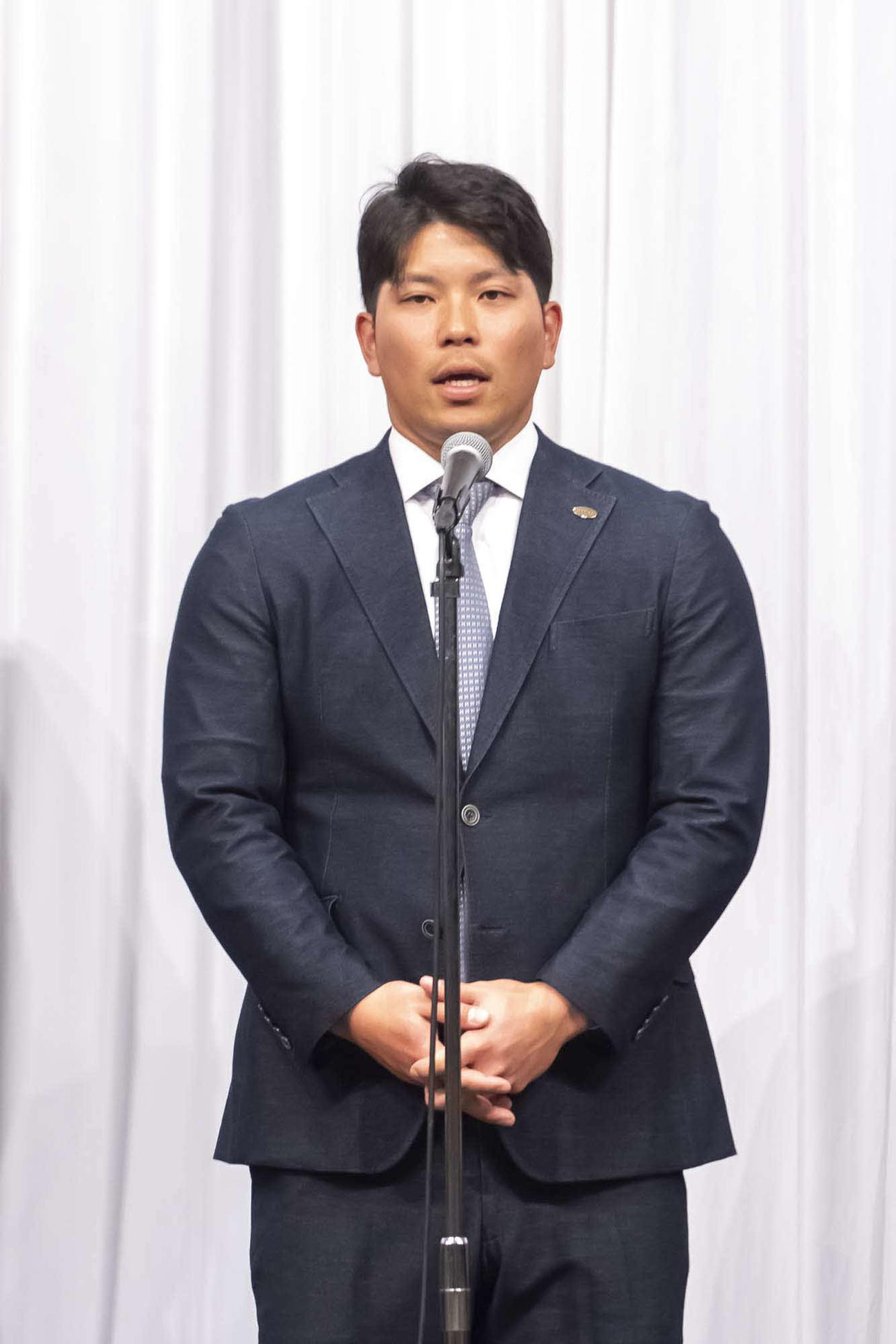 「第33回燦燦会総会」に出席し、あいさつする巨人大城卓（代表撮影）