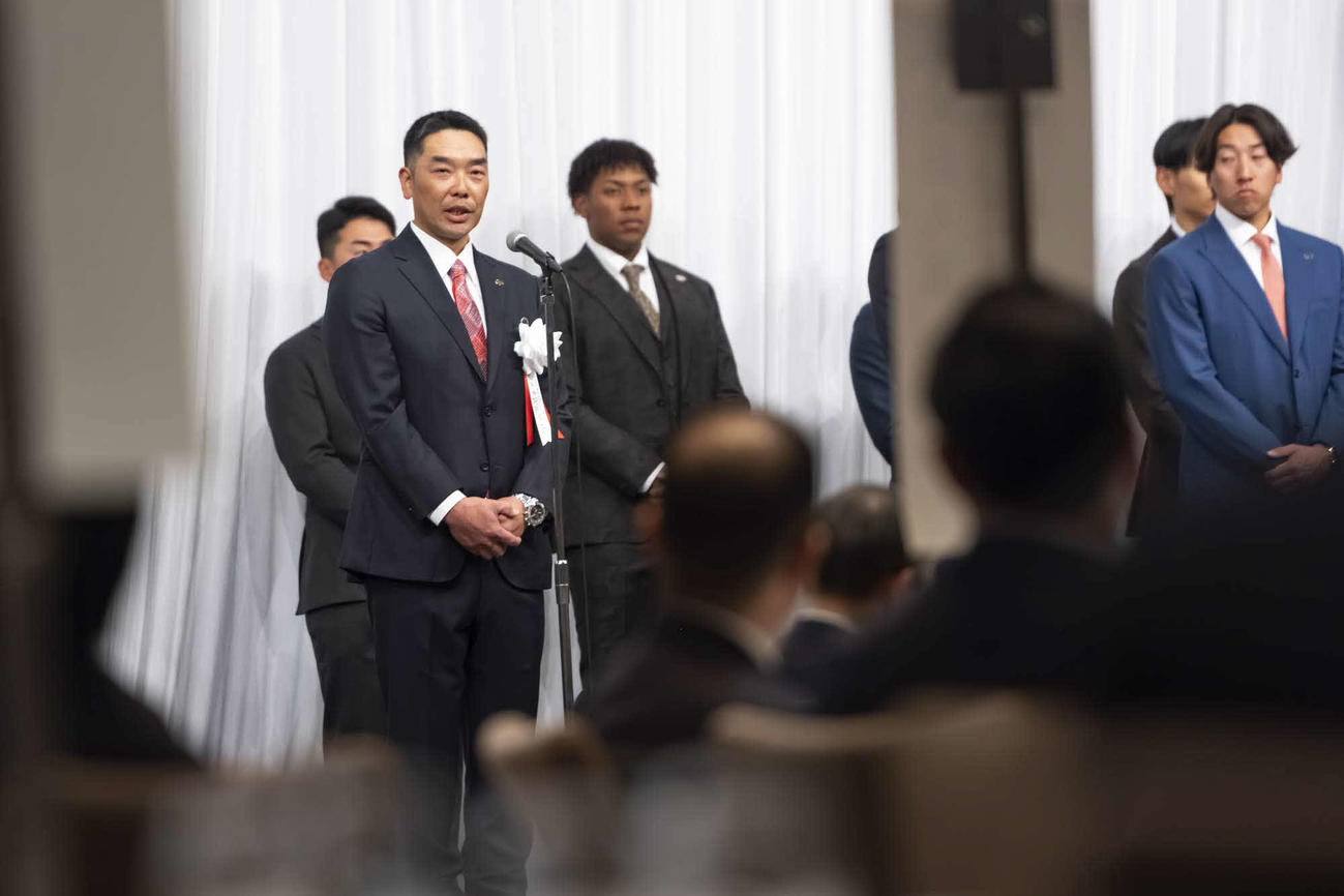 「第33回燦燦会総会」に出席し、あいさつした巨人阿部監督（代表撮影）