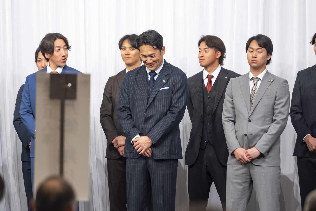 「第33回燦燦会総会」に出席し、笑顔を見せる巨人田中将（代表撮影）