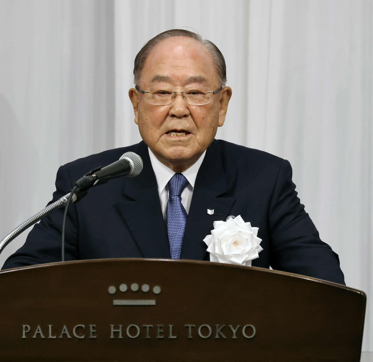 「第33回燦燦会総会」に出席し、あいさつする御手洗会長（代表撮影）