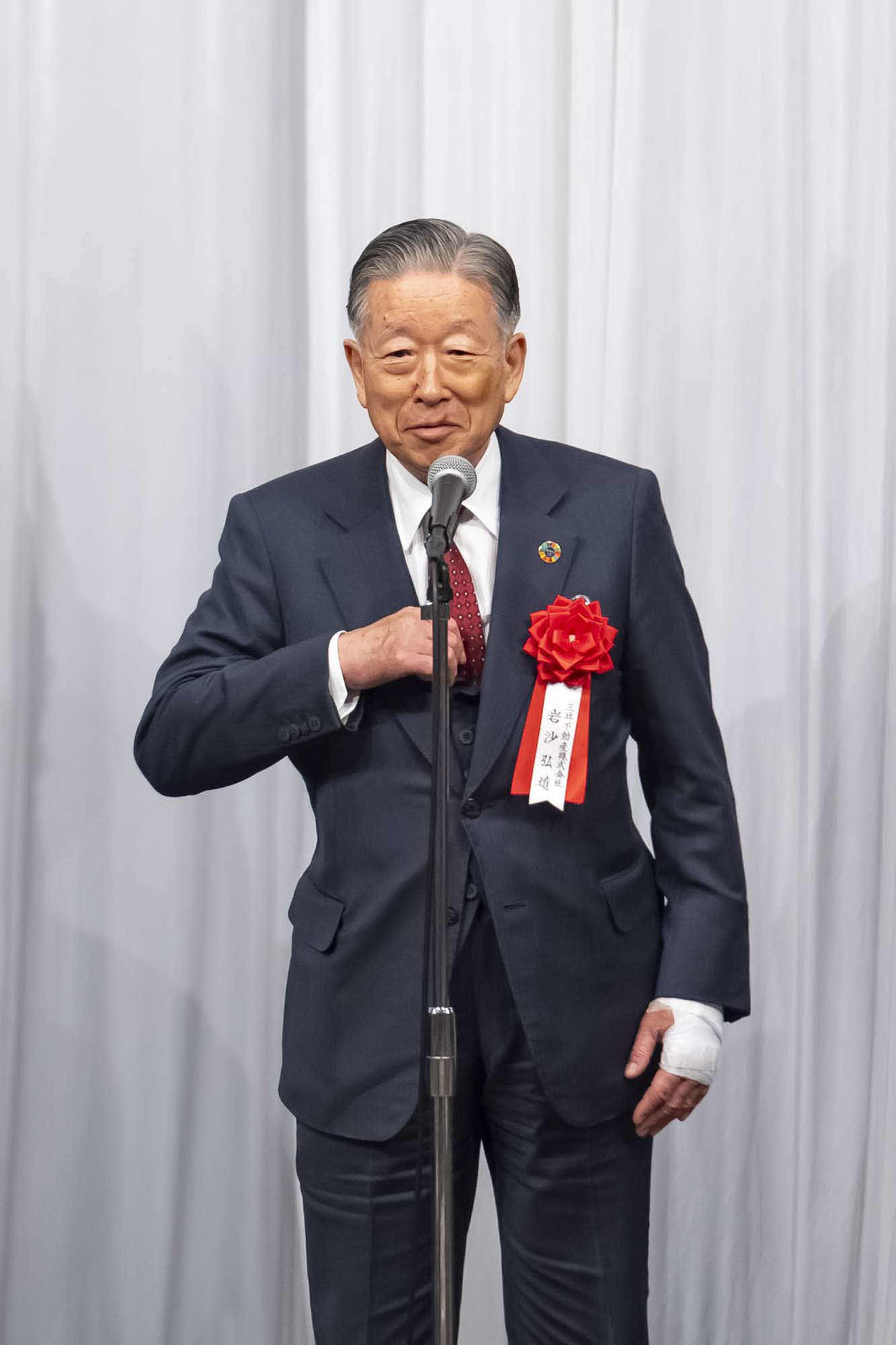 「第33回燦燦会総会」に出席し、乾杯のあいさつをする三井不動産岩沙氏（代表撮影）
