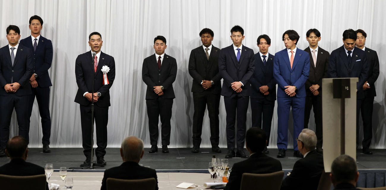 「第33回燦燦会総会」に出席し、あいさつした巨人阿部監督（代表撮影）