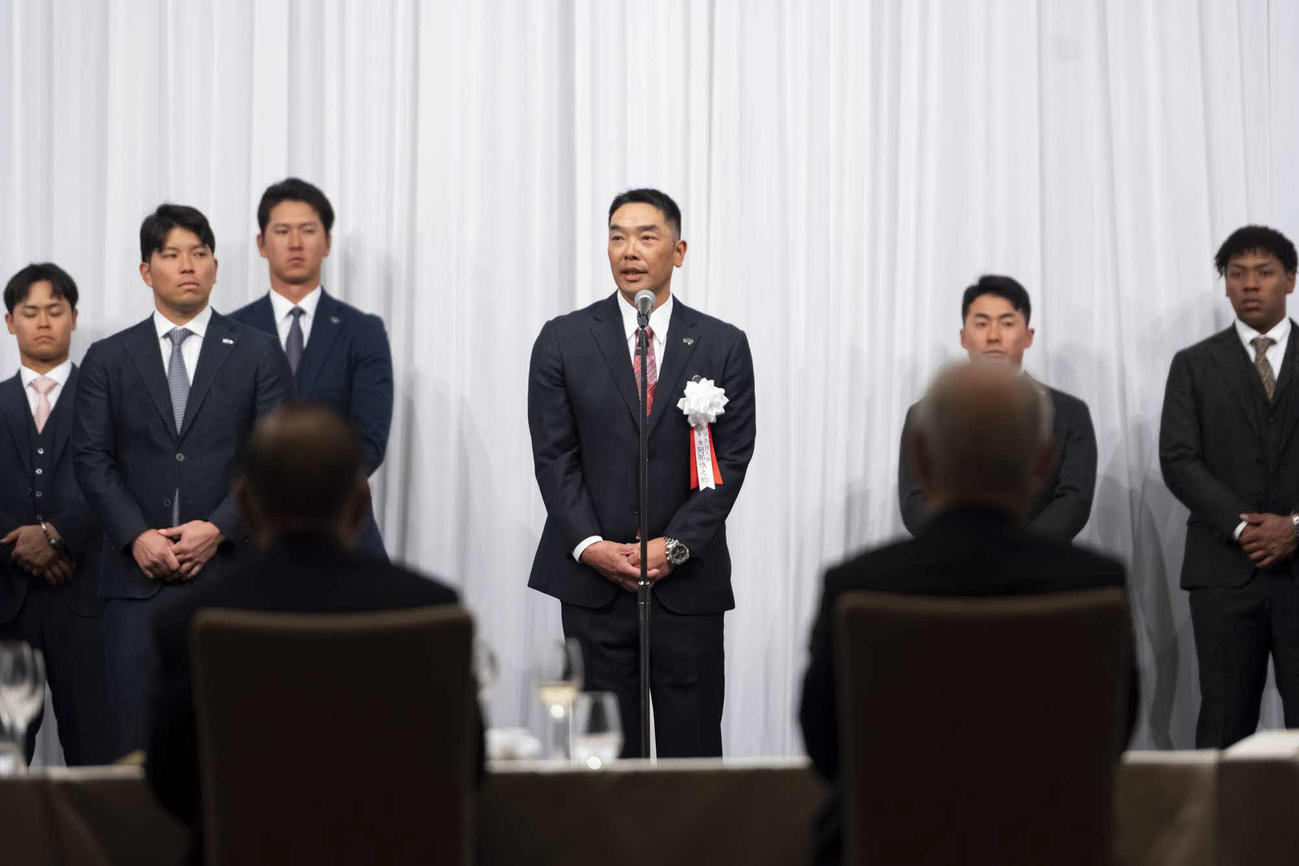 「第33回燦燦会総会」に出席し、あいさつした巨人阿部監督（代表撮影）