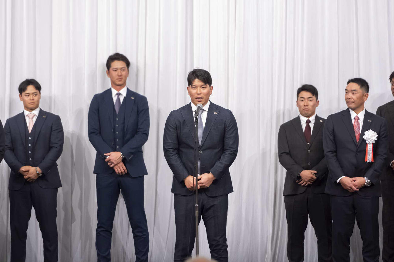 「第33回燦燦会総会」に出席し、あいさつする巨人大城卓（代表撮影）