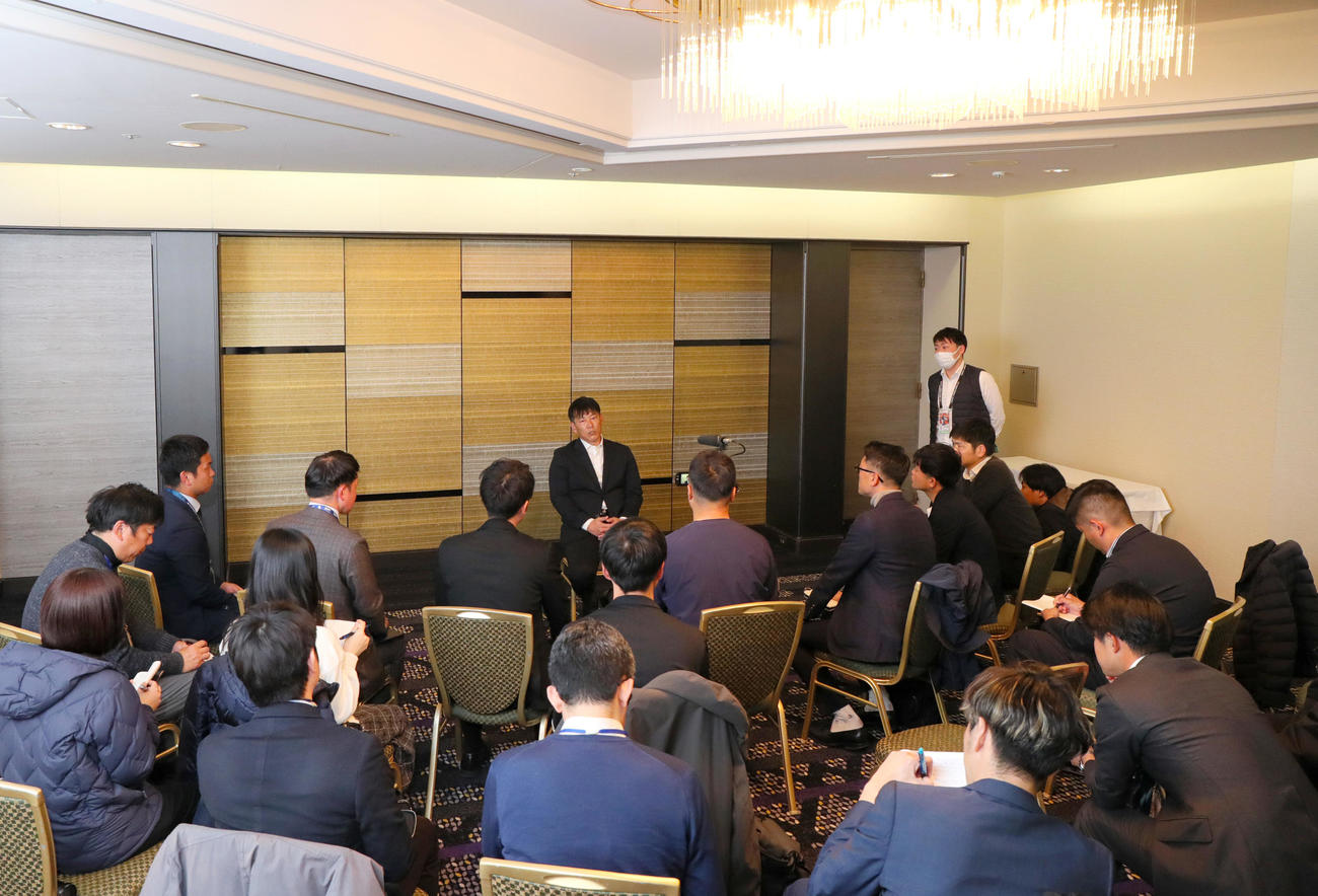 記者に囲まれ会見する侍ジャパン井端監督（撮影・上山淳一）