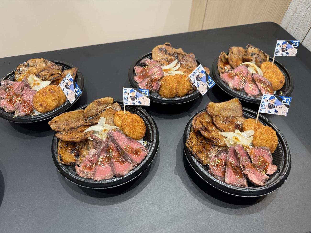 日本ハム伏見のプロデュースグルメ「寅威が豚丼にトライだドーン！」＝2025年3月4日