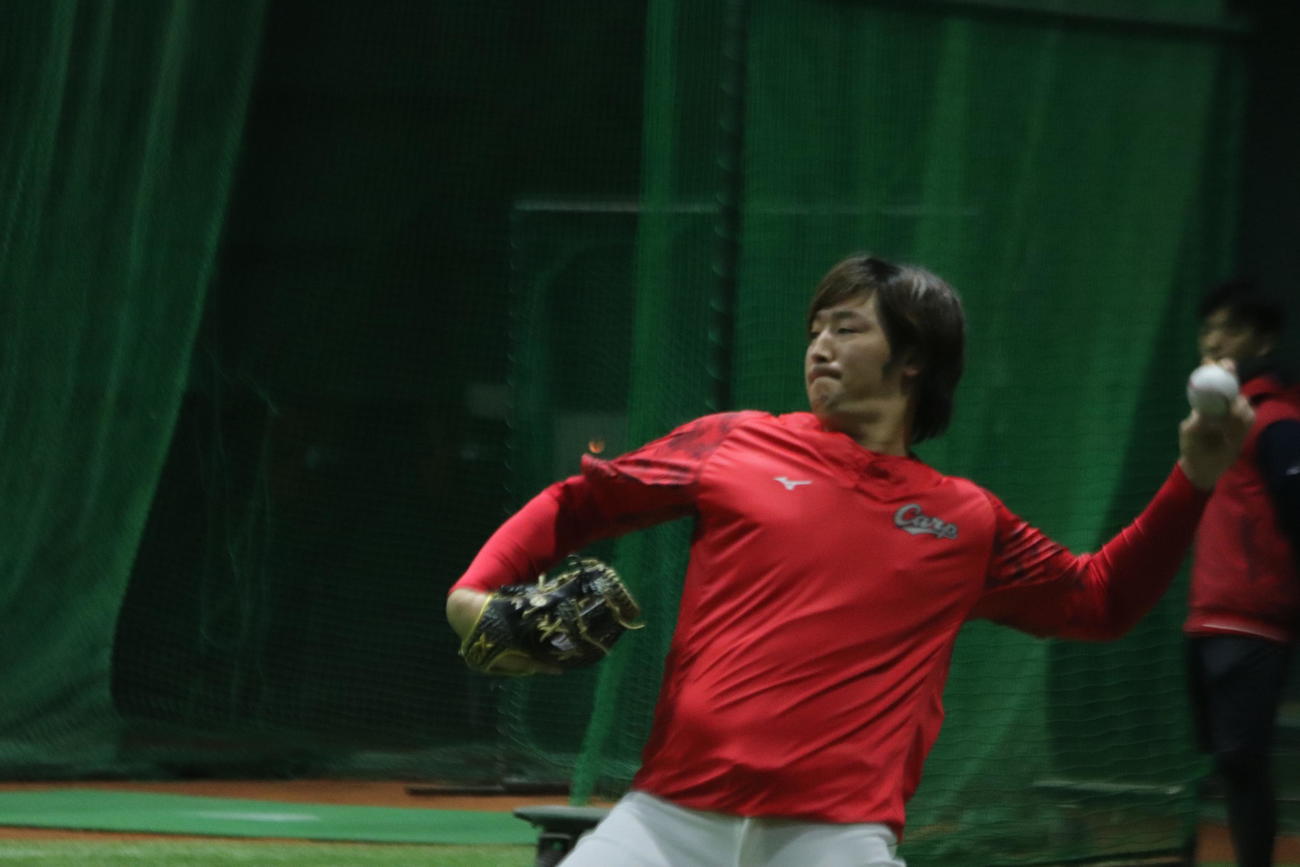 初のオープン戦登板に向けてキャッチボールする広島床田寛樹投手（撮影・前原淳）