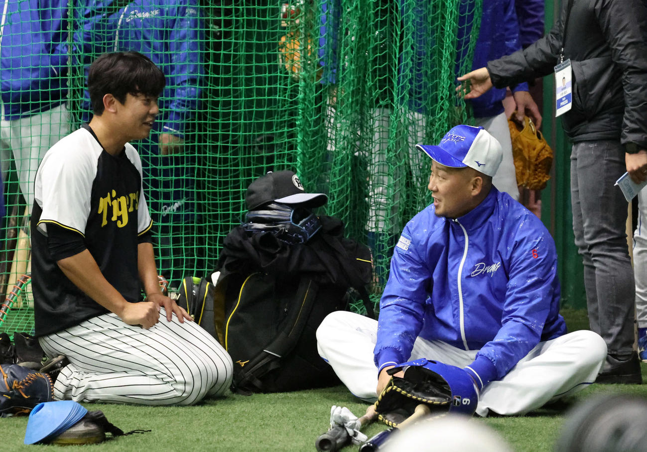 阪神対中日　練習で会話を交わす畠（左）と中田の元巨人の2人（撮影・西尾就之）