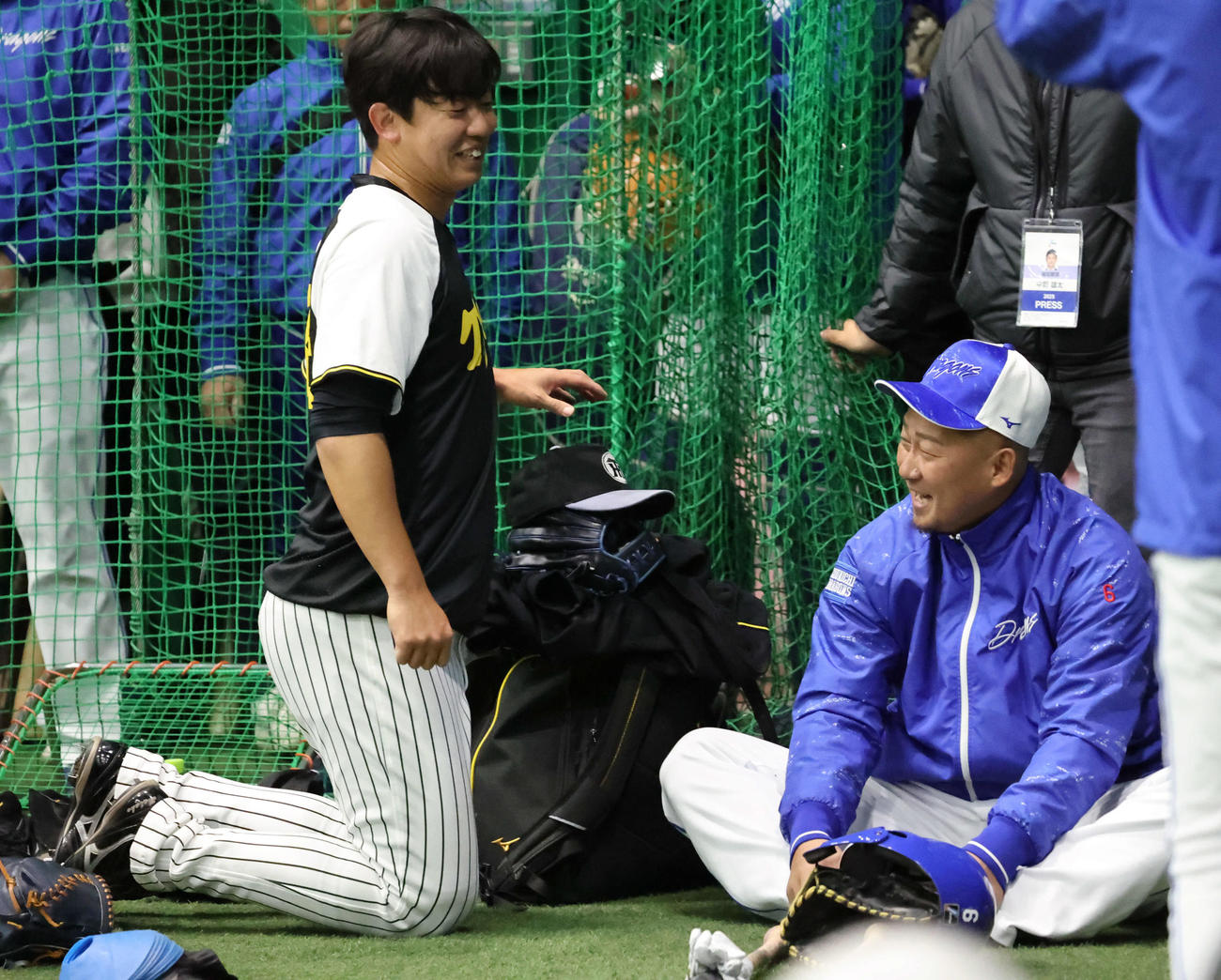 阪神対中日　練習で会話を交わす畠（左）と中田の元巨人の2人（撮影・西尾就之）