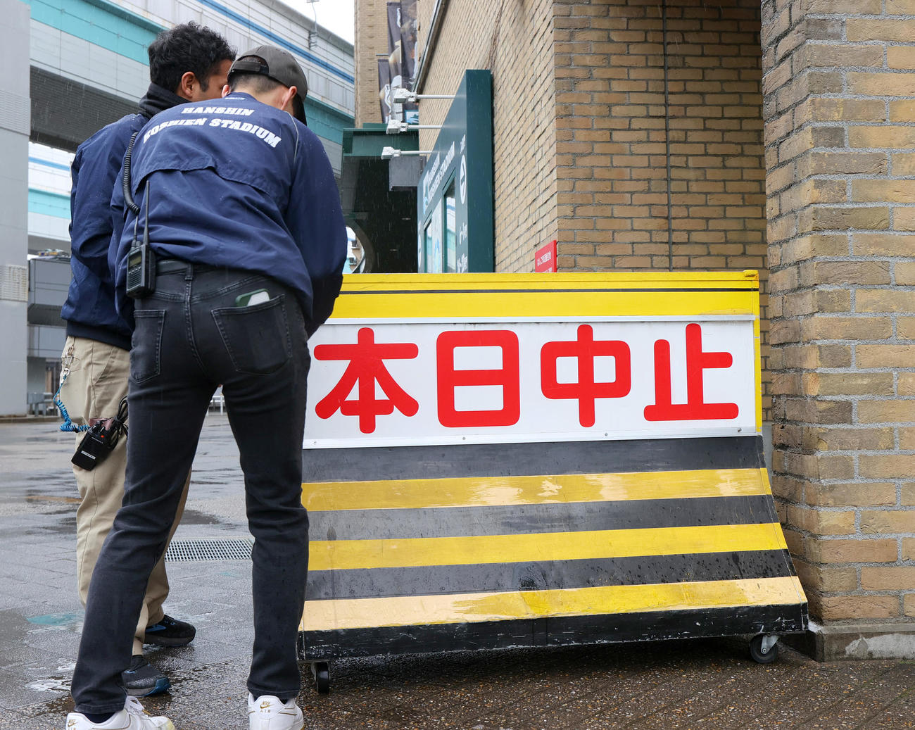 オープン戦・阪神対中日　雨天中止となった甲子園球場（撮影・上山淳一）