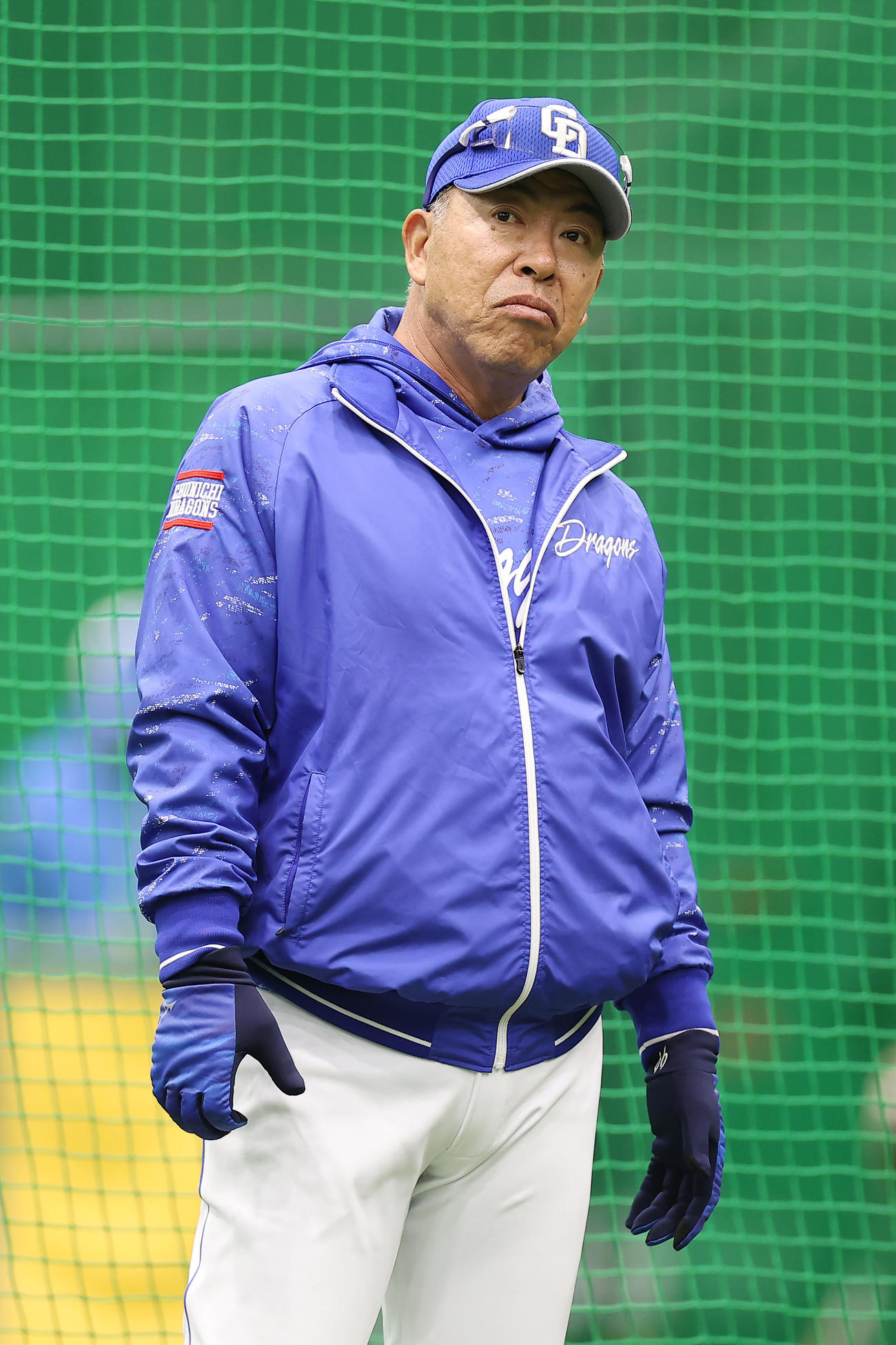 阪神対中日　試合が中止となり、室内での練習を見守る中日井上監督（撮影・前田充）