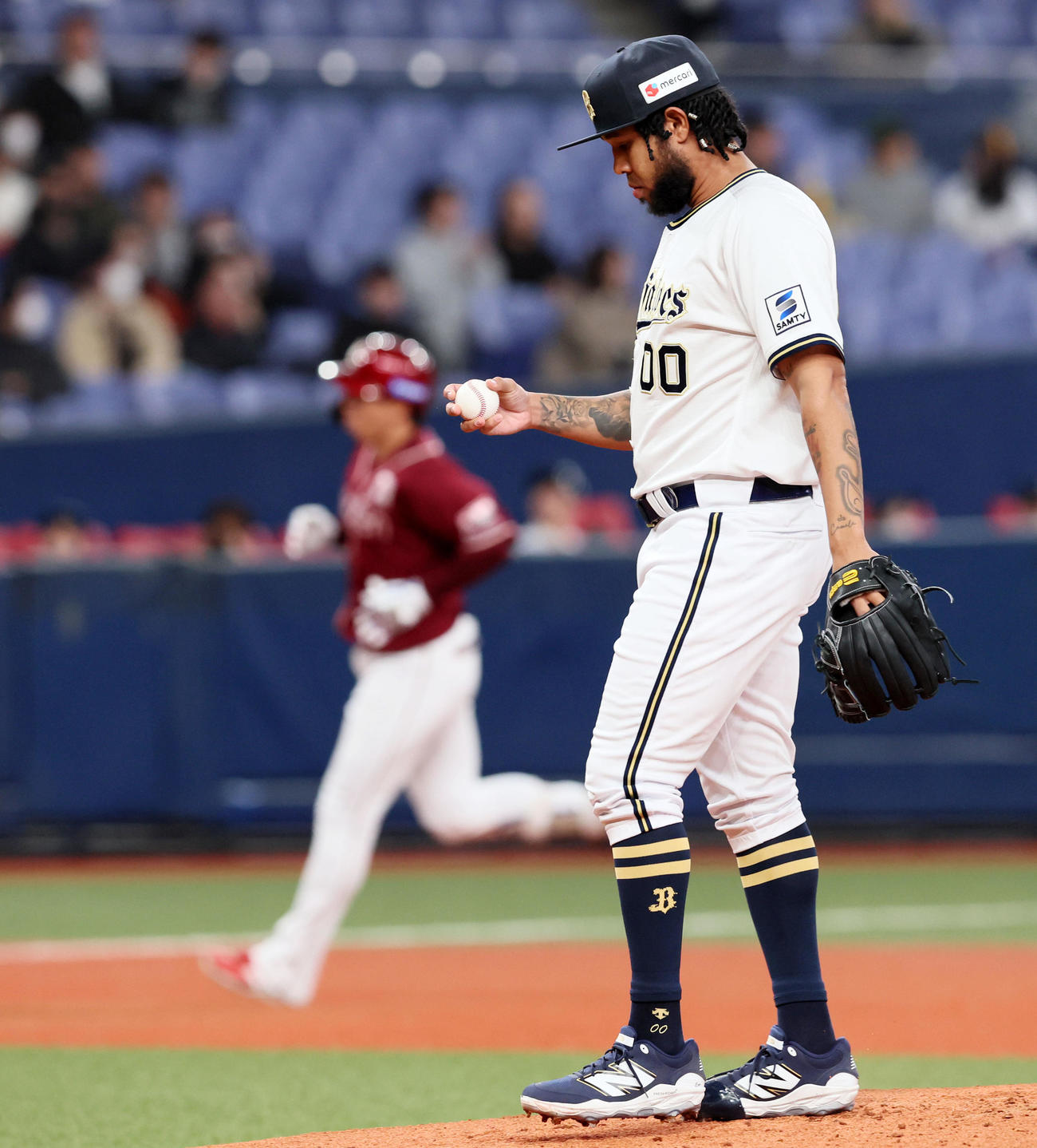 オリックス対楽天　2回表楽天1死、エスピノーザは小郷には右越えソロ本塁打を浴びる（撮影・加藤哉）