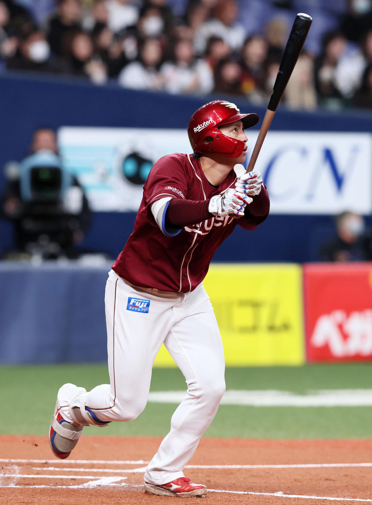 オリックス対楽天　2回表楽天1死、小郷は右越えソロ本塁打を放つ（撮影・加藤哉）