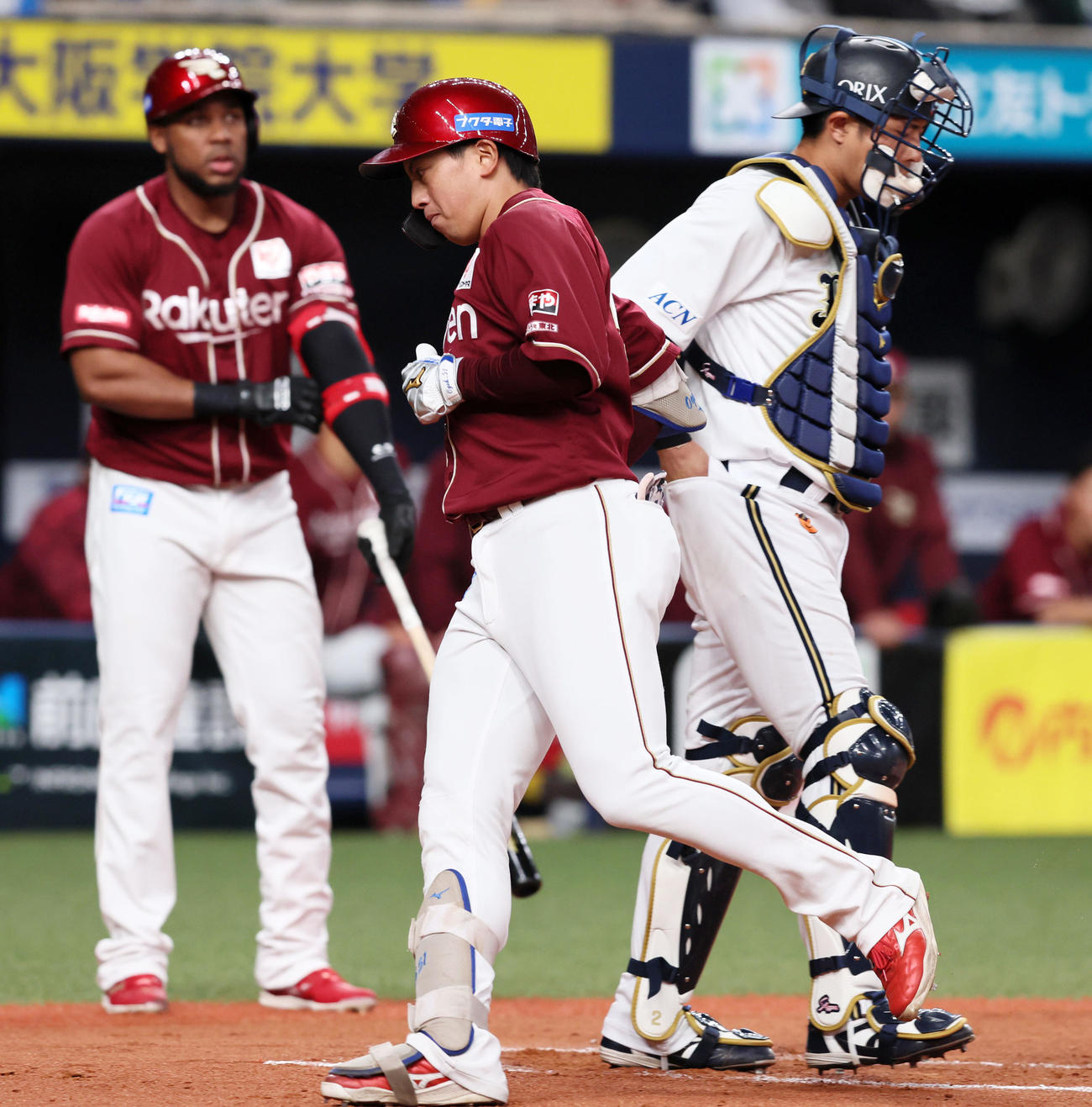 オリックス対楽天　2回表楽天1死、小郷は右越えソロ本塁打を放ち生還（撮影・加藤哉）
