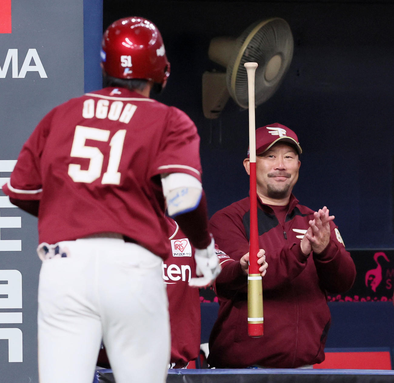 オリックス対楽天　2回表楽天1死、小郷（左）は右越えソロ本塁打を放ちベンチで出迎える三木監督（撮影・加藤哉）