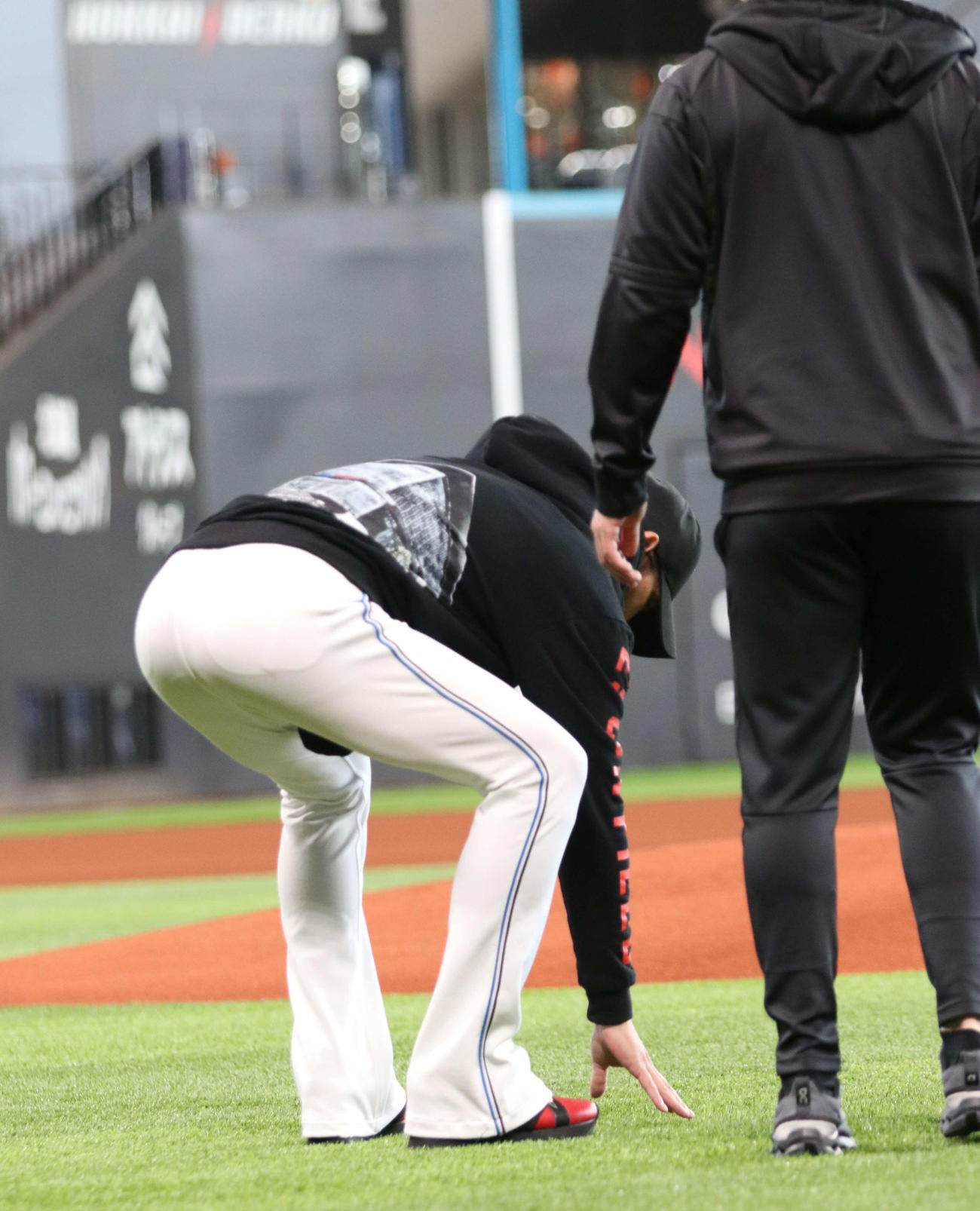 今季初めてエスコンフィールドで行われた全体練習で今季から導入された内野の人工芝をチェックする日本ハム新庄監督（撮影・木下大輔）