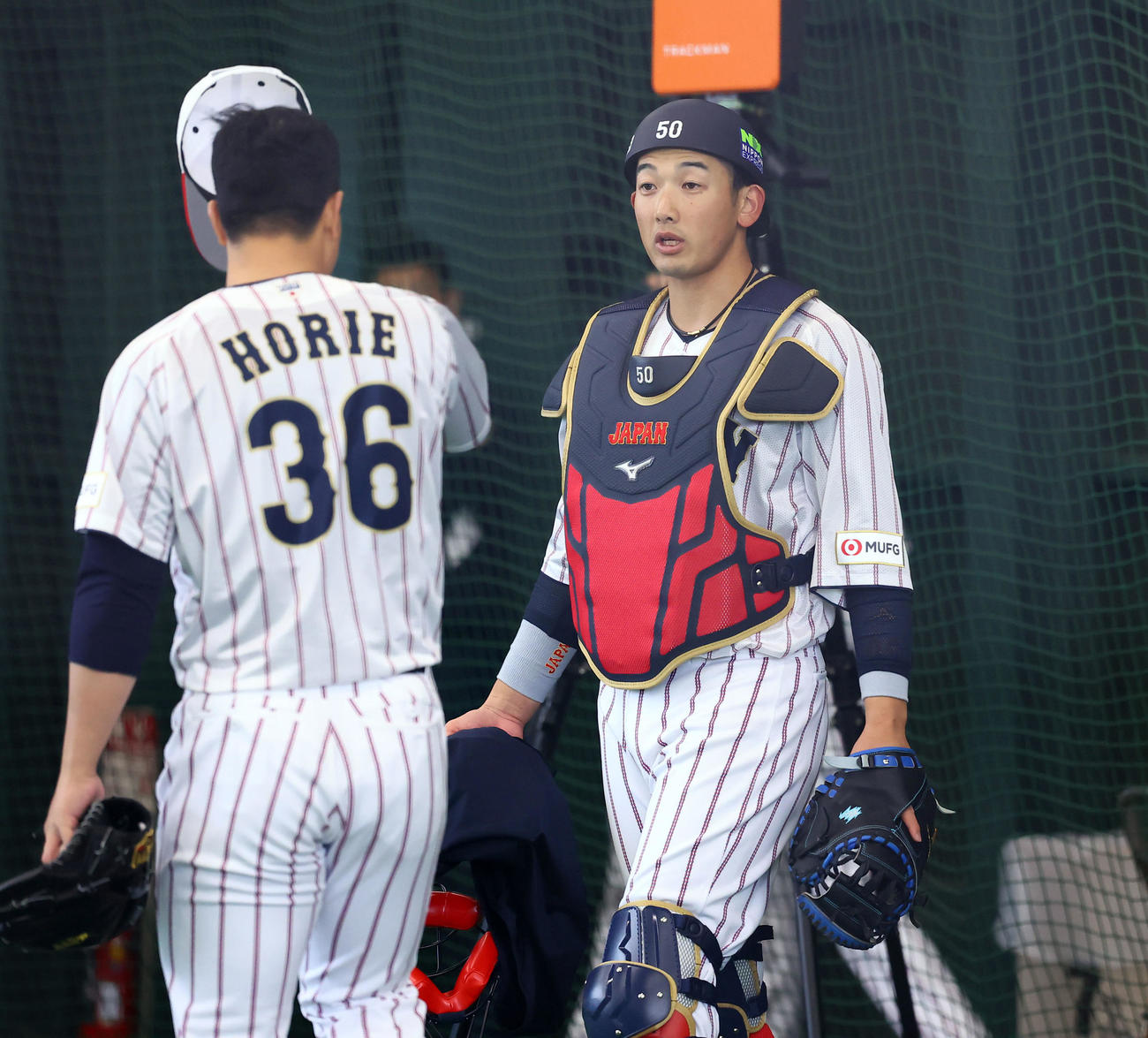 ブルペンで塹江（左）と話しする山本（撮影・藤尾明華）