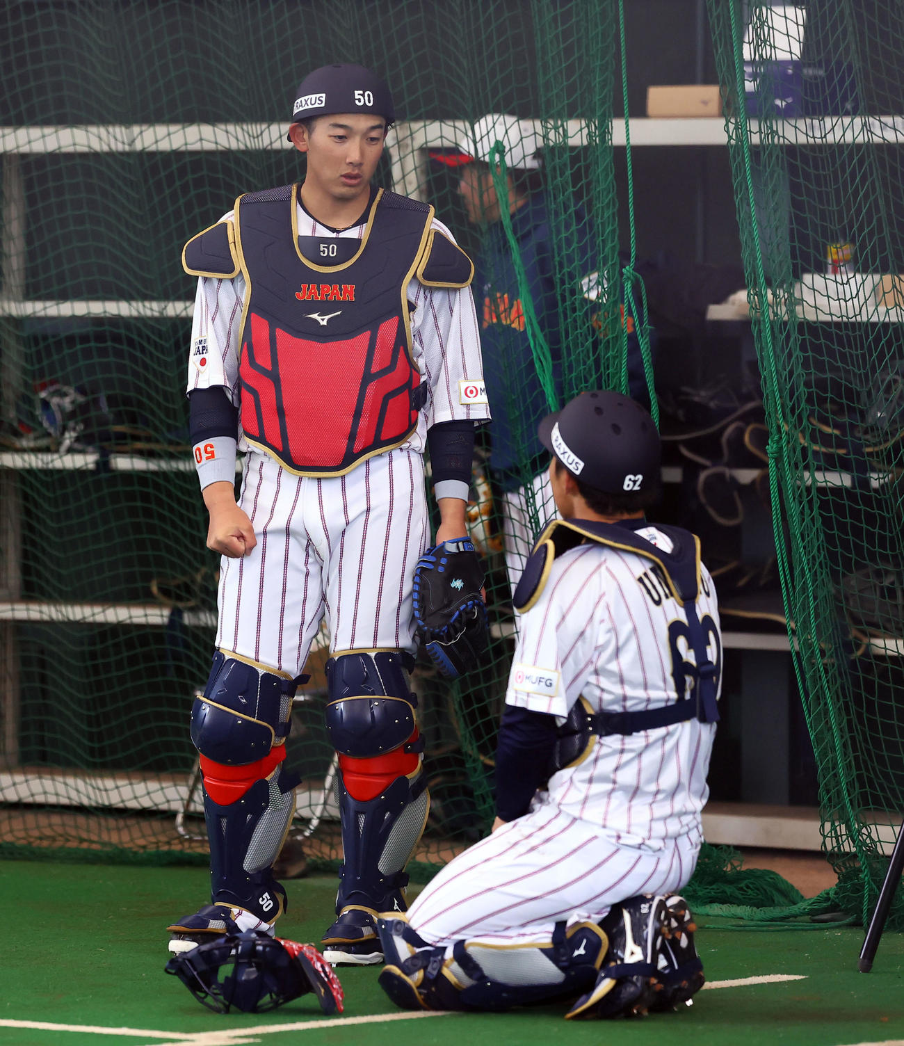 ブルペンで海野（右）と話しをする山本（撮影・藤尾明華）