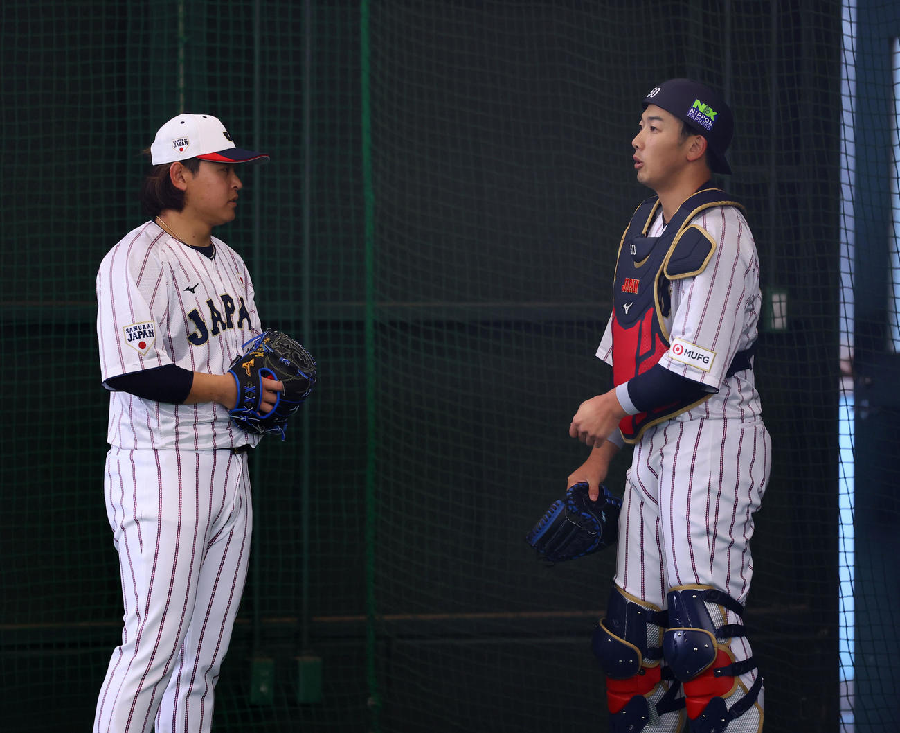 ブルペン投球を終え話しをする宮城（左）と山本（撮影・藤尾明華）