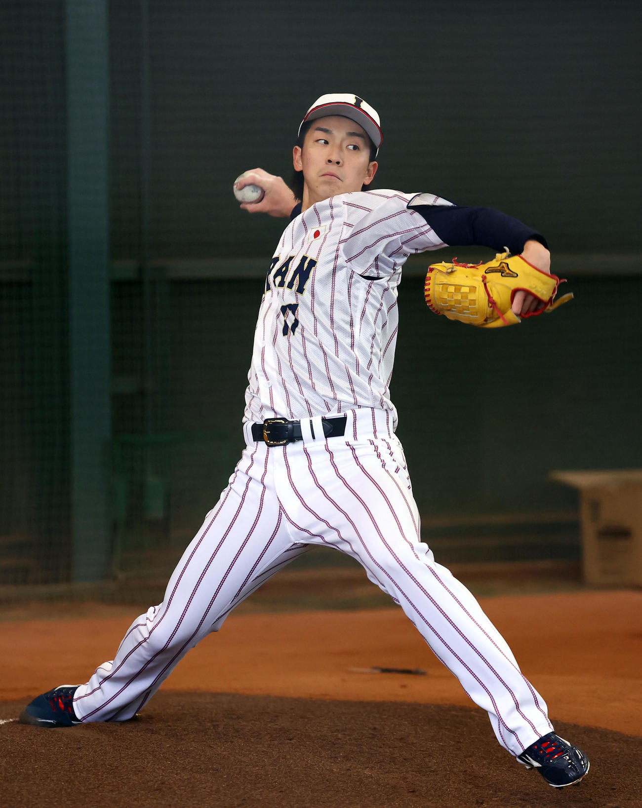 ブルペンで投球練習をする常広（撮影・藤尾明華）