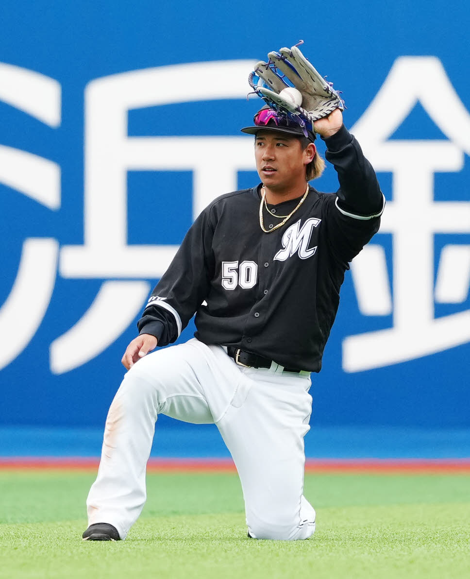DeNA対ロッテ　2回裏DeNA無死、右飛となった蝦名の打球を好捕した愛斗（撮影・江口和貴）