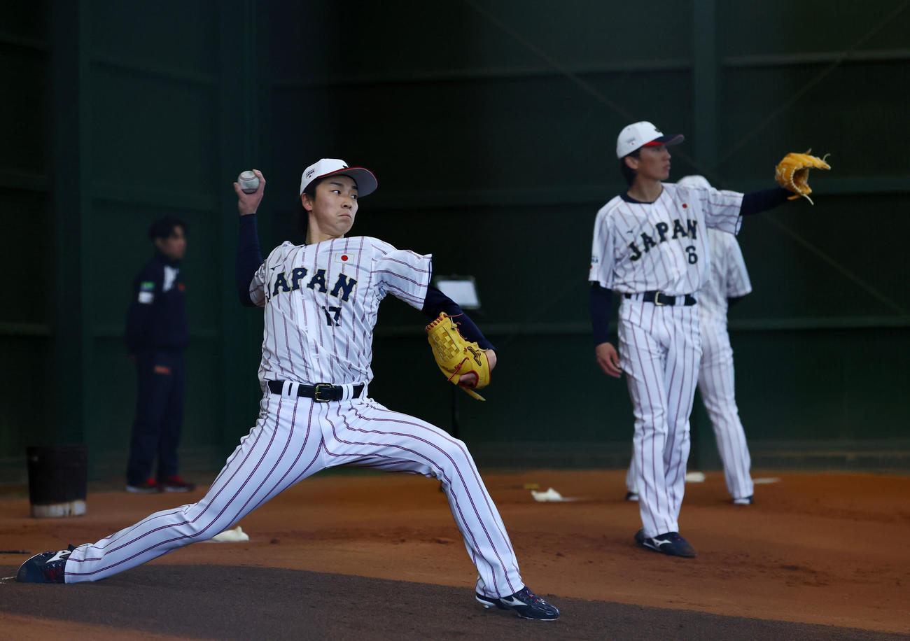 ブルペンで投球練習をする常広（左）。右は大津（撮影・藤尾明華）