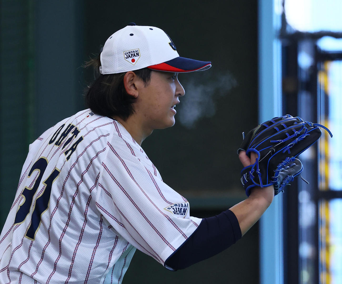 吐く息が白くなる寒さの中、ブルペンで投球練習をする宮城（撮影・藤尾明華）