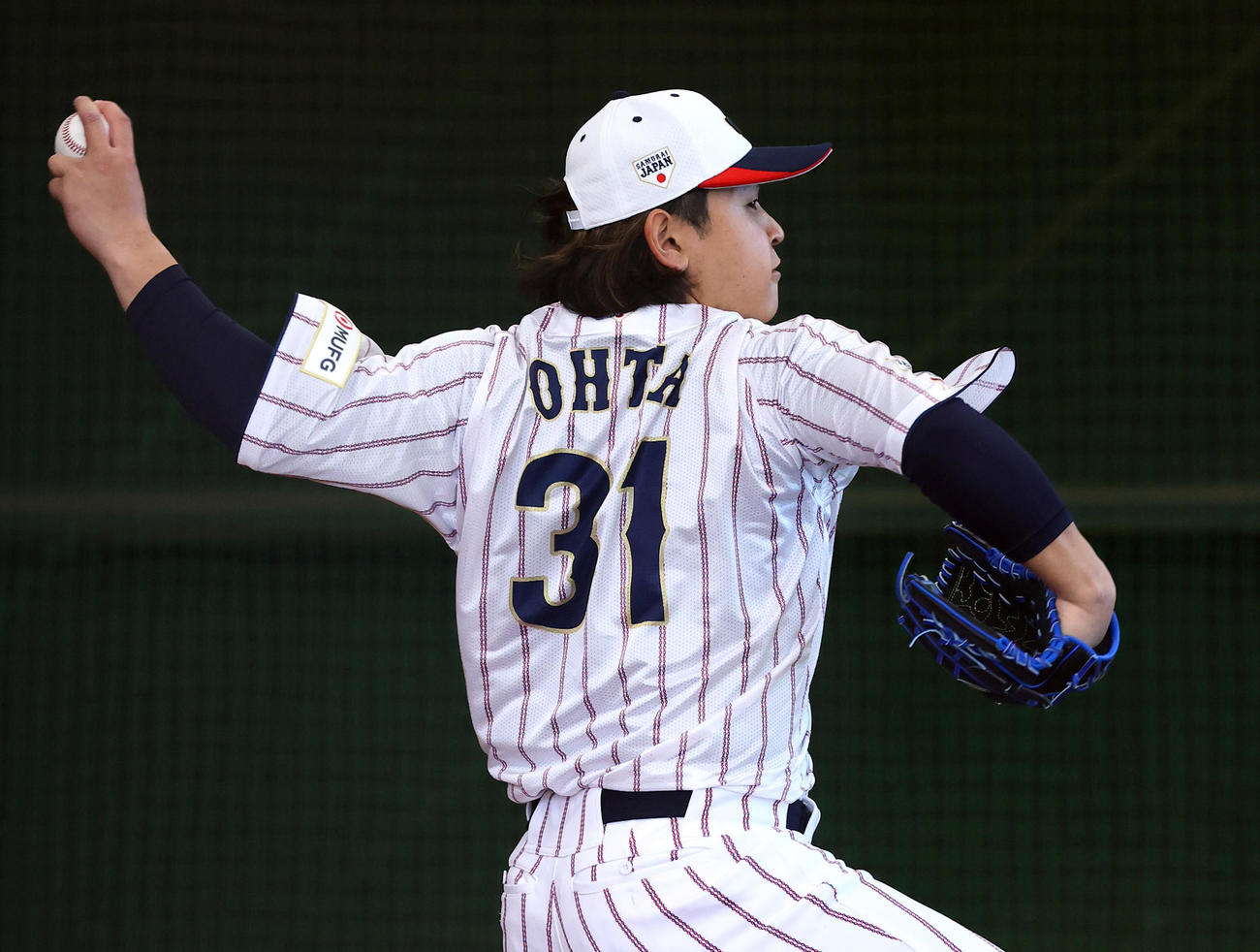 太田のユニホームを着て、投球練習をする宮城（撮影・藤尾明華）