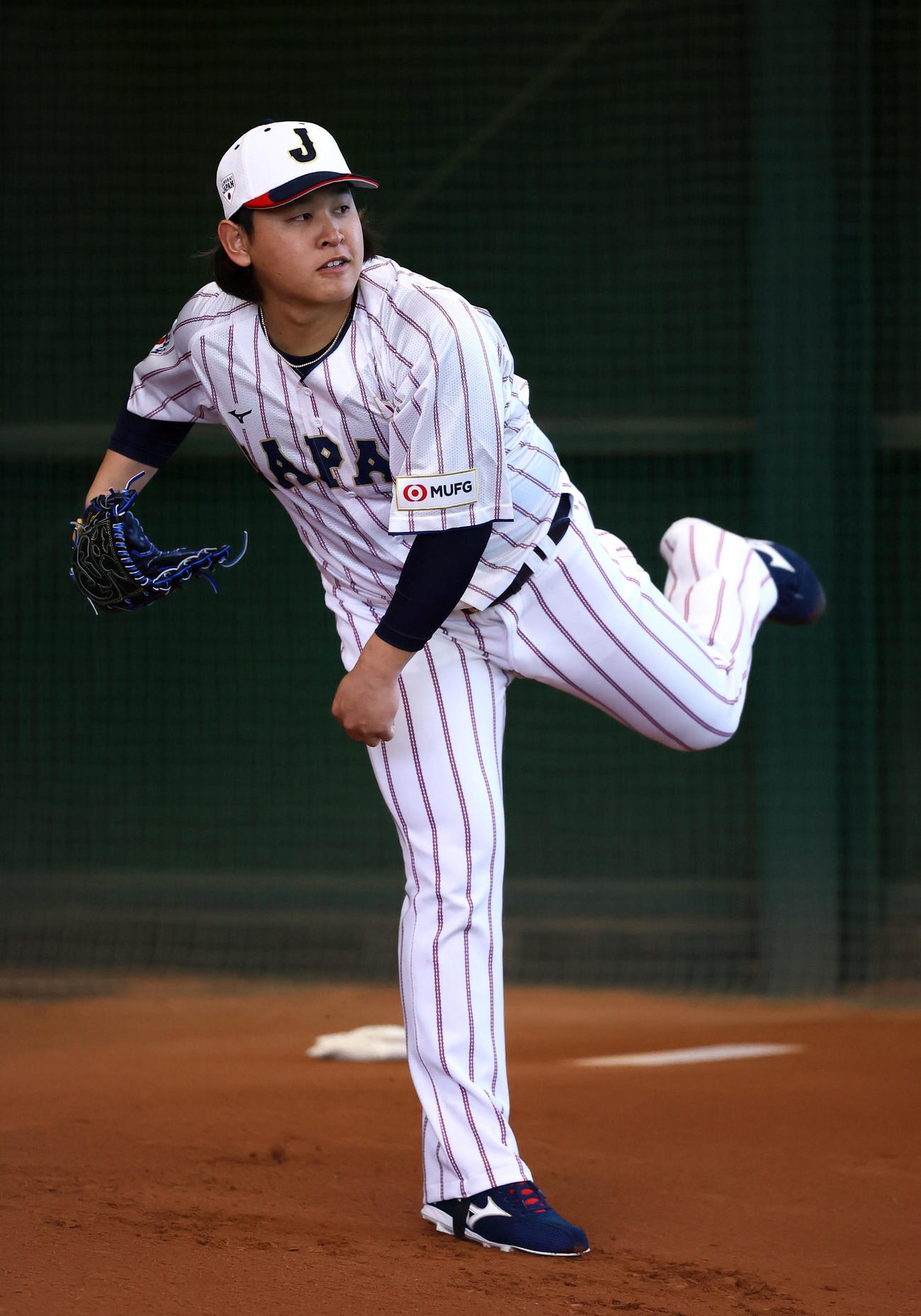 ブルペンで投球練習をする宮城（撮影・藤尾明華）