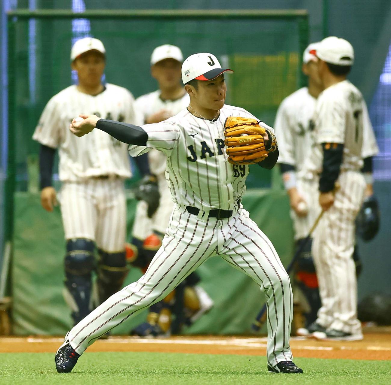 投内連係プレーの練習をする石井（撮影・上田博志）