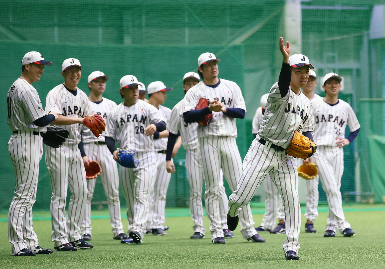 ノックを受ける石井（手前）ら投手陣（撮影・藤尾明華）
