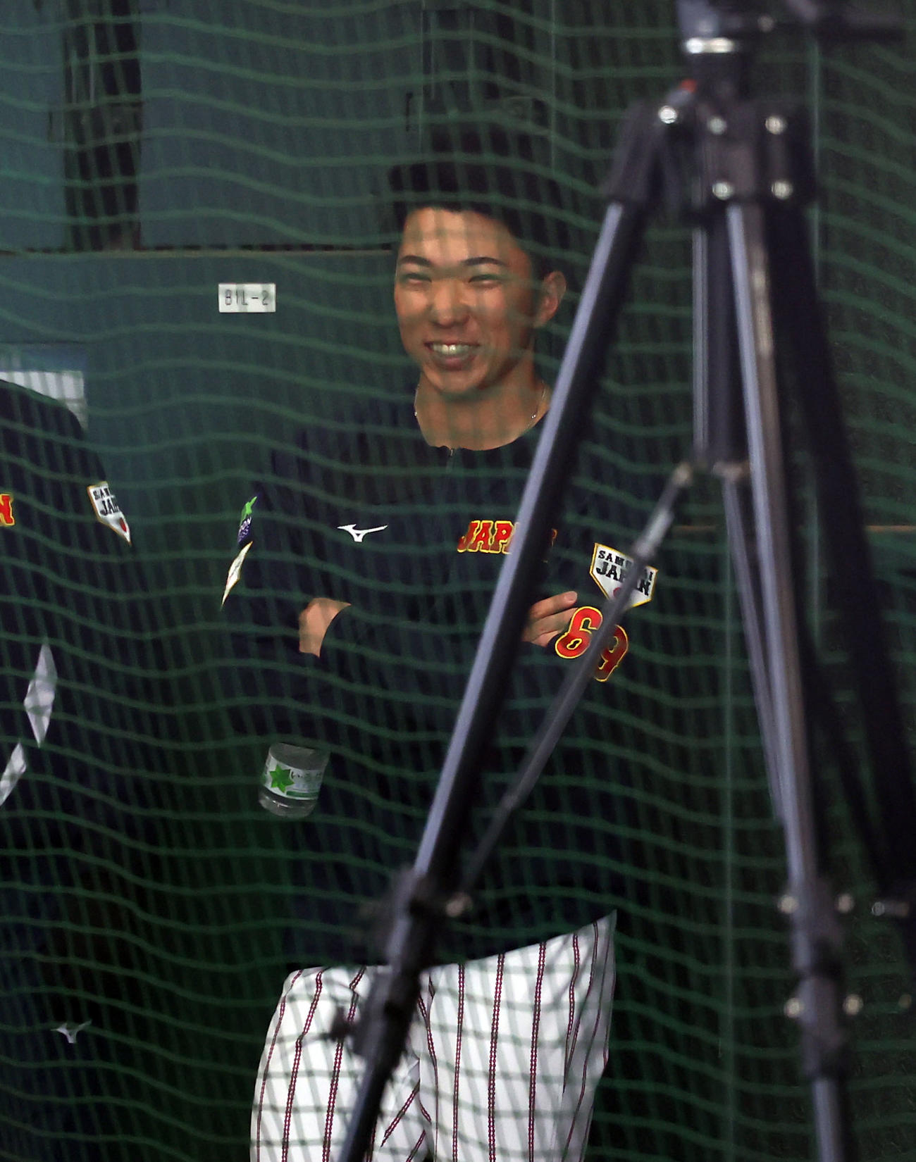 ブルペンで投球練習を見つめる石井（撮影・藤尾明華）