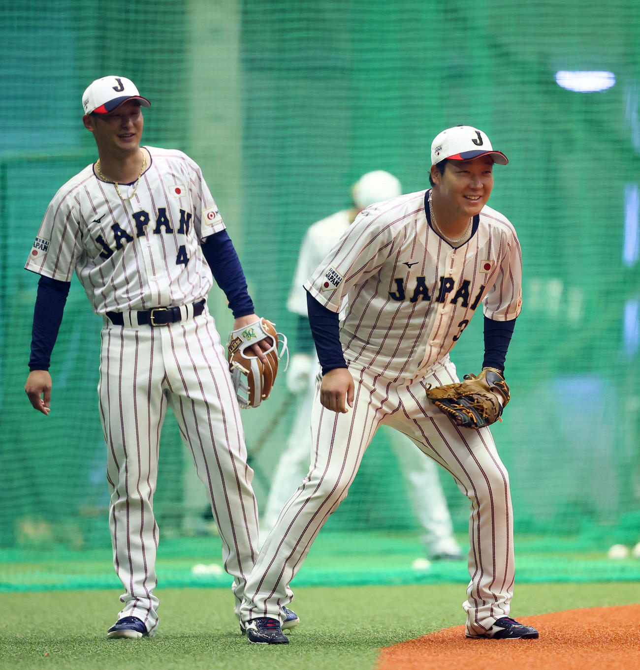 ノックを受ける大山（左）と吉川（撮影・藤尾明華）