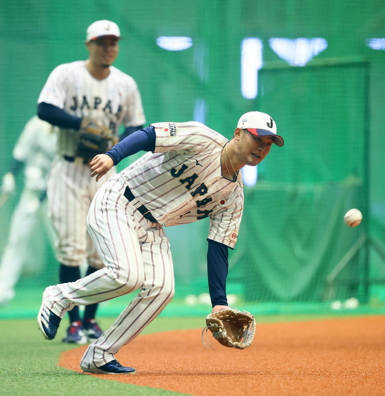 ノックを受ける吉川（撮影・藤尾明華）