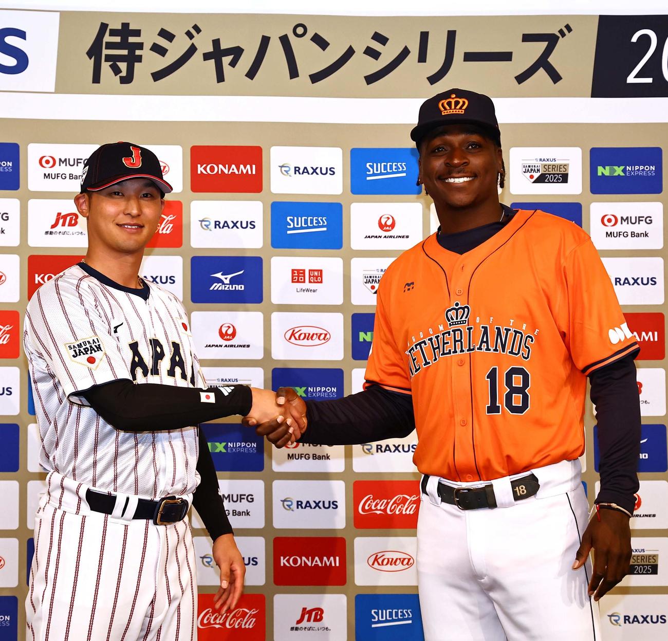 握手を交わす侍ジャパン・吉川（左）とオランダ代表・グレゴリアス（撮影・上田博志）