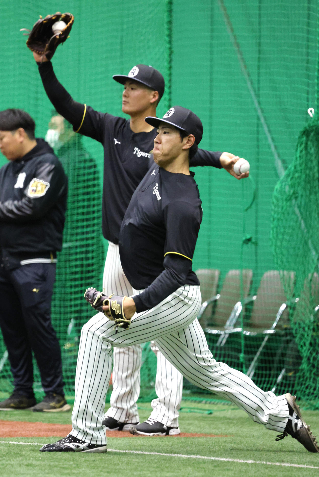 阪神対中日　キャッチボールで調整する阪神工藤（撮影・西尾就之）