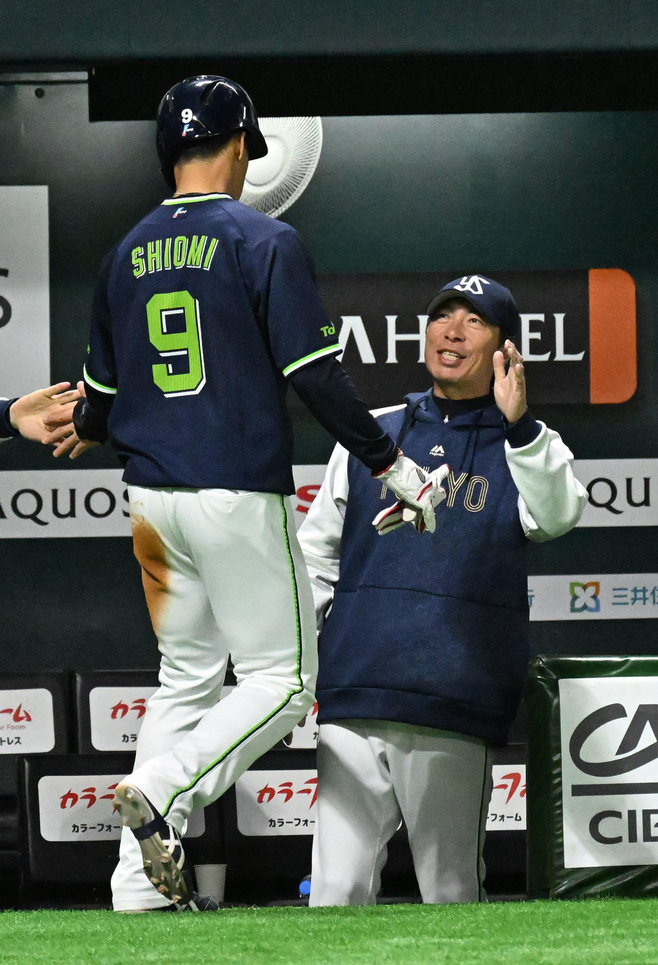 ソフトバンク対ヤクルト　1回表ヤクルト無死二塁、西川の適時打で生還した塩見（左）は高津監督とタッチを交わす（撮影・林敢治）