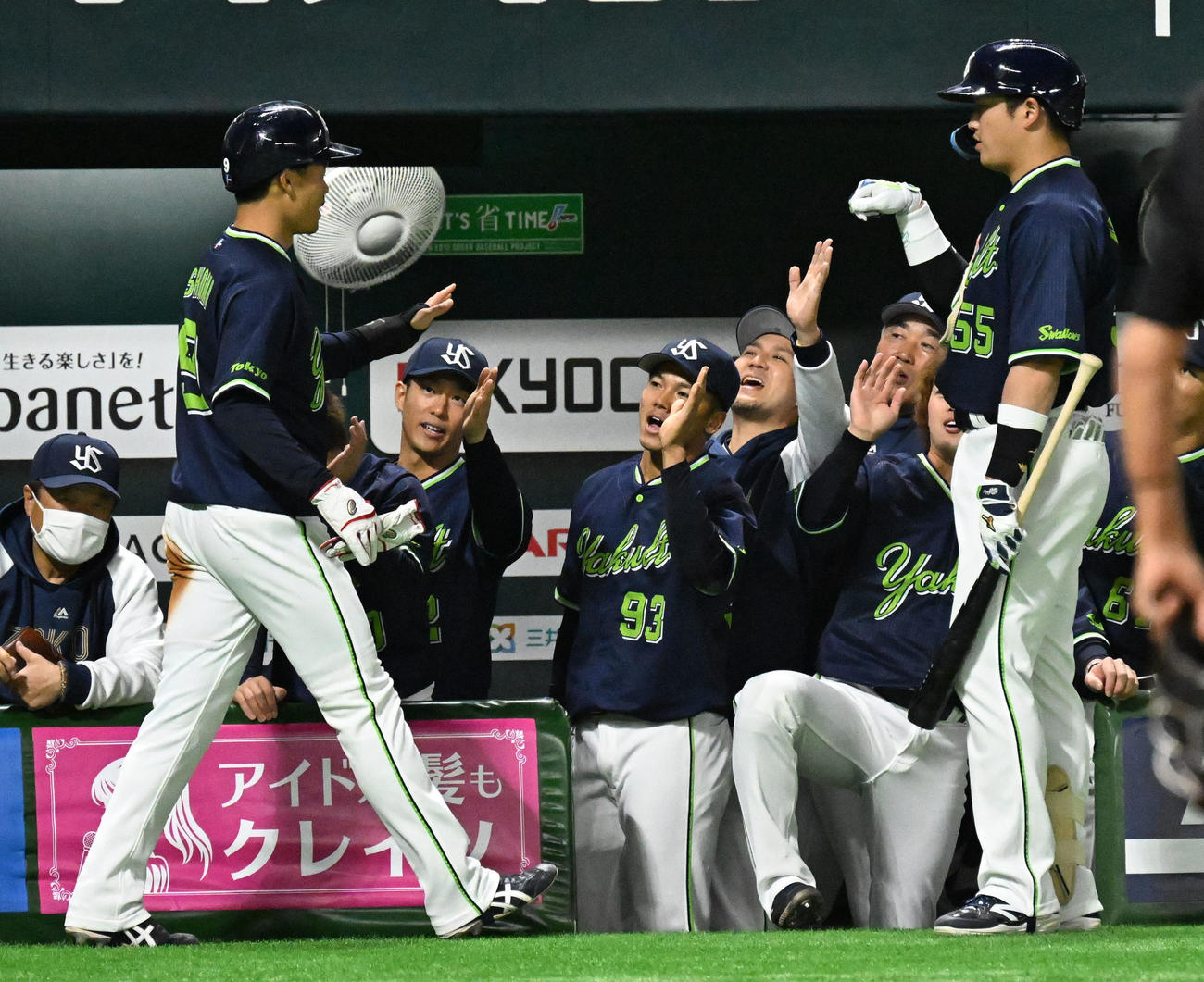 ソフトバンク対ヤクルト　1回表ヤクルト無死二塁、西川の適時打で生還した塩見（左）はナインとタッチを交わす（撮影・林敢治）