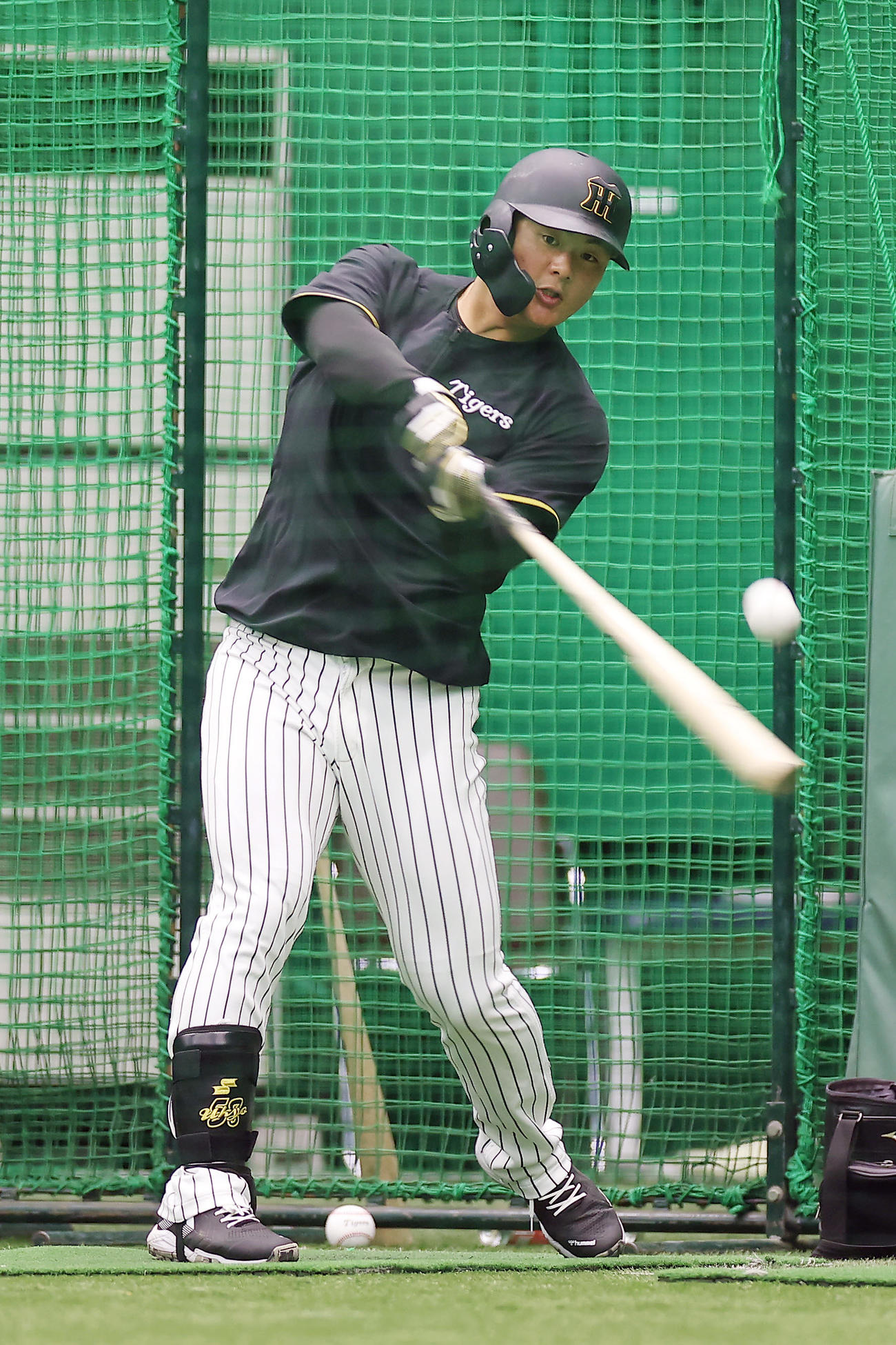 阪神対中日　試合が中止となり、室内練習場でフリー打撃を行う阪神前川（撮影・前田充）