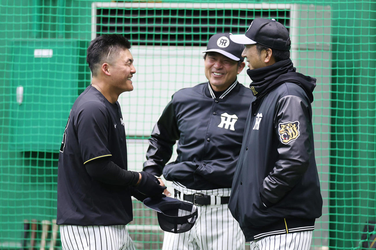 阪神対中日　室内練習場で言葉を交わす阪神前川（左）と藤川監督。中央は筒井コーチ（撮影・前田充）