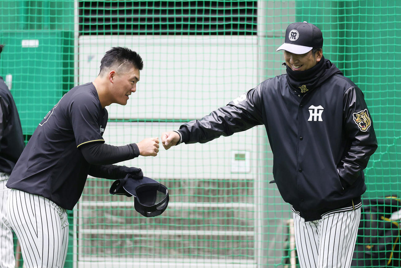 室内練習場でグータッチを交わす阪神前川（左）と藤川監督（撮影・前田充）