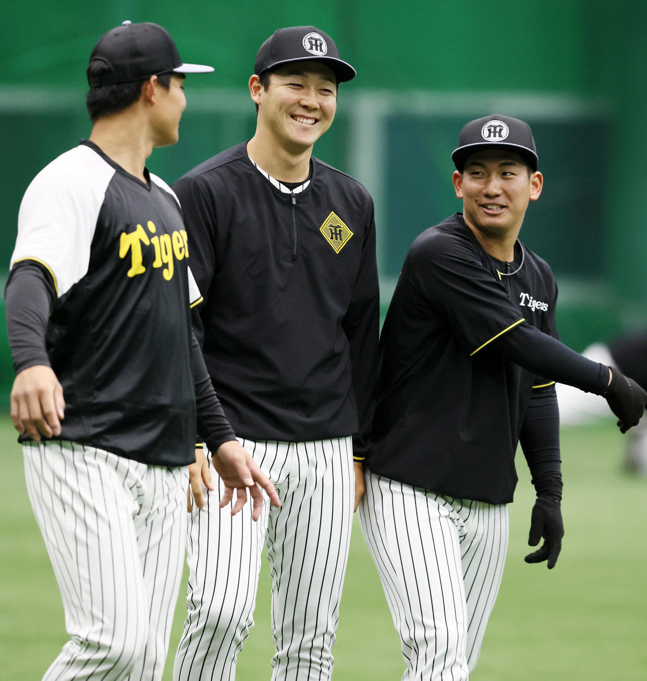 木下（左）と談笑する伊原。左は森下（撮影・加藤哉）