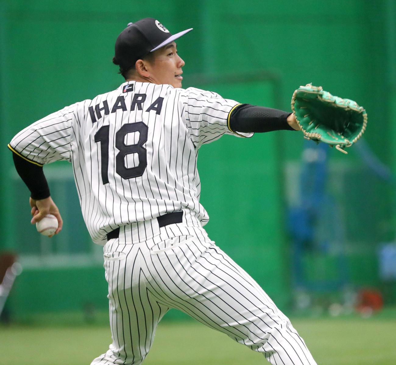 阪神伊原はキャッチボールする（撮影・上山淳一）