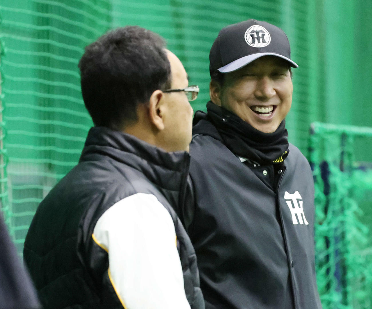 阪神対中日　練習中、阪神藤川監督（右）は木戸タイガースWomen監督と笑顔で話す（撮影・西尾就之）
